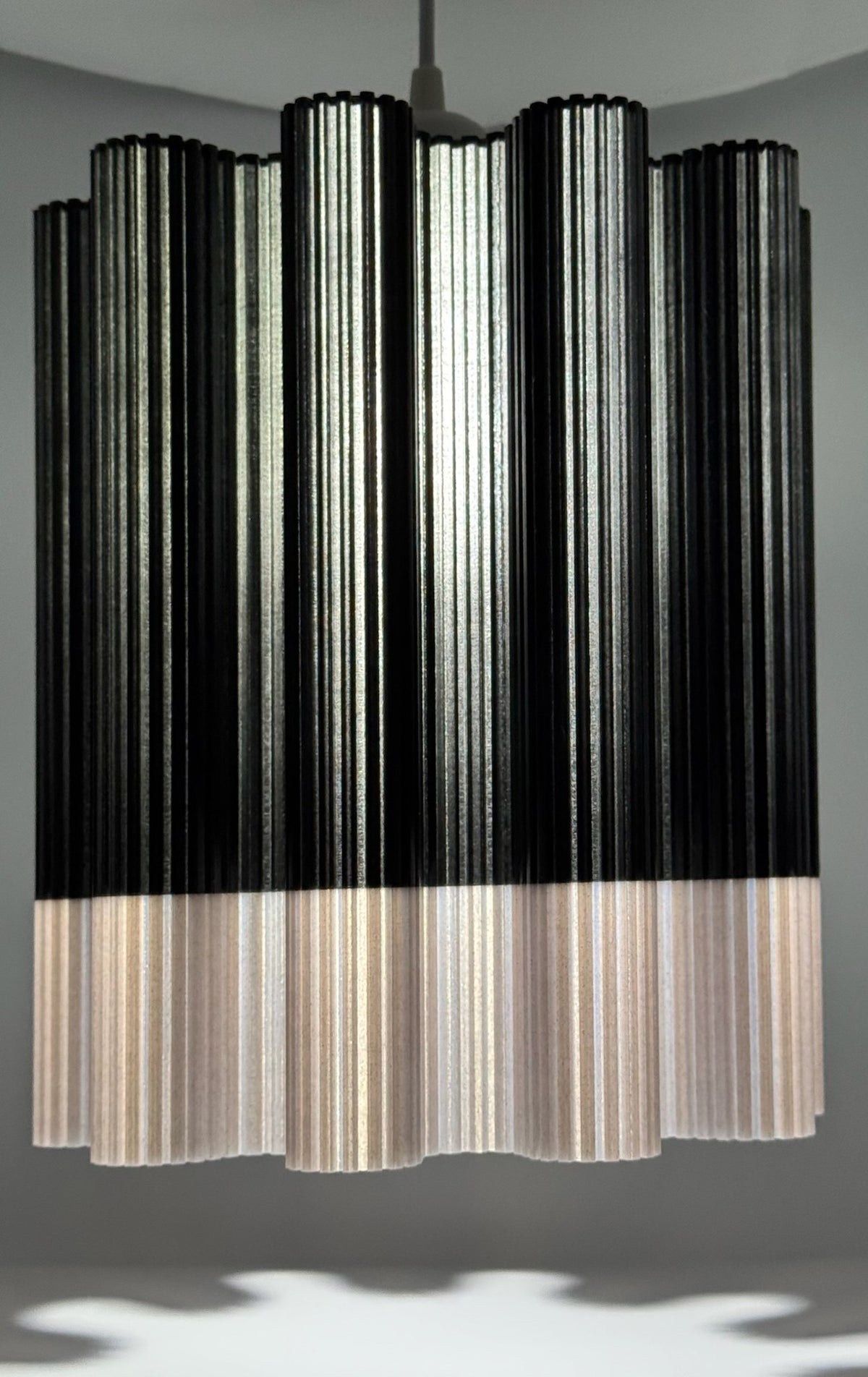 Two-Tone Wave 3D printed pendant lamp in black and blush
